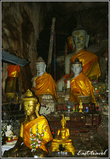 Встречающие монахи у входа в пещеру