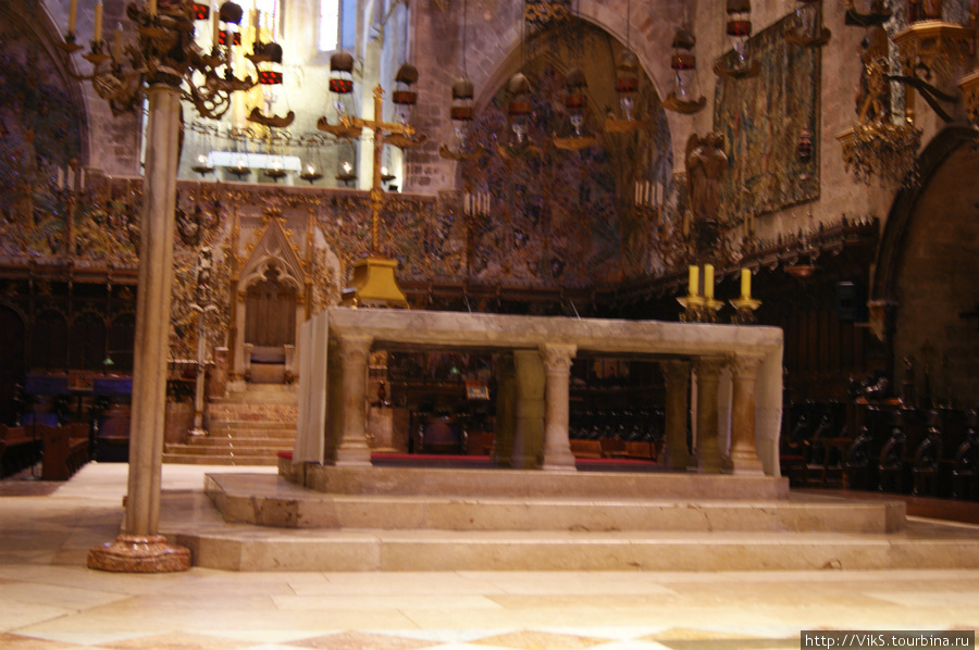 Кафедральная трибуна — тоже творение рук (или разума) Гауди Пальма-де-Майорка, остров Майорка, Испания