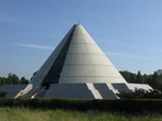 Монумент-музей сделан в форме вулкана Мерапи