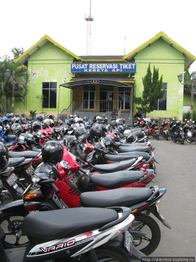 Много мотоциклистов Джокьякарта, Индонезия