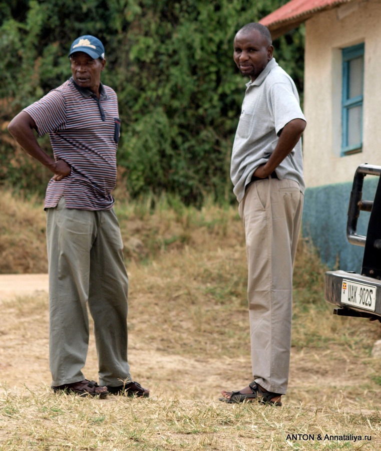 Наш водитель Ричард — справа Масинди, Уганда