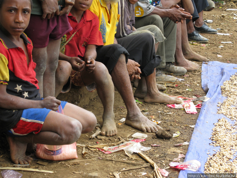 Ноги папуасов. Обувь совсем не у всех Вабаг, Папуа-Новая Гвинея