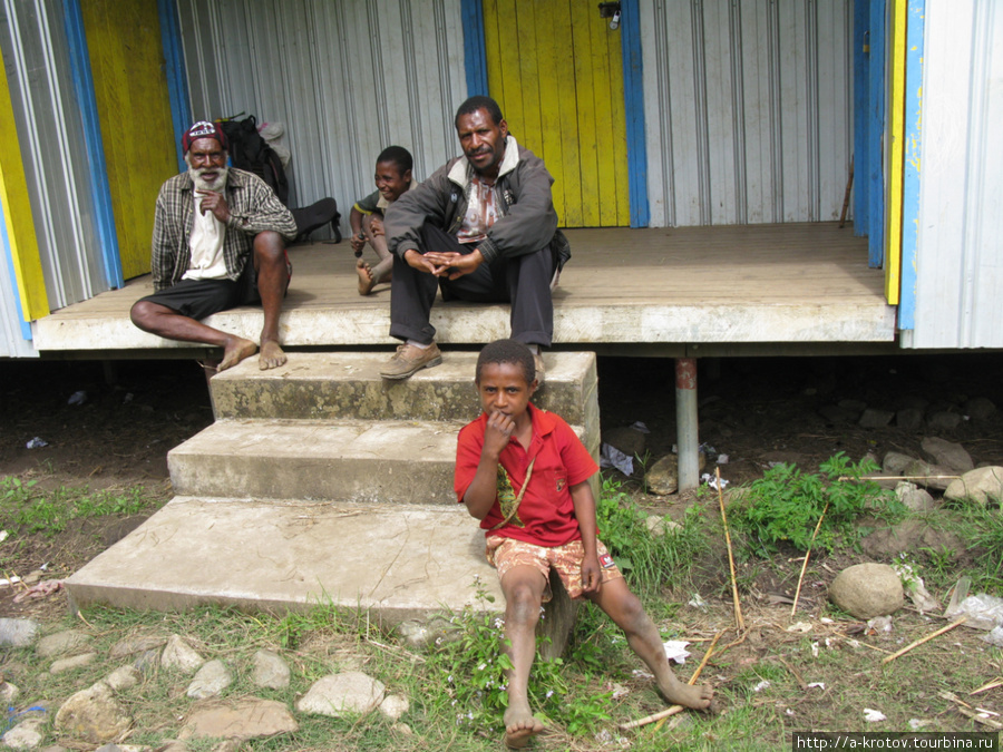 На ступеньках школы. Школа (начальная) — самое капитальное здание в деревне Вабаг, Папуа-Новая Гвинея