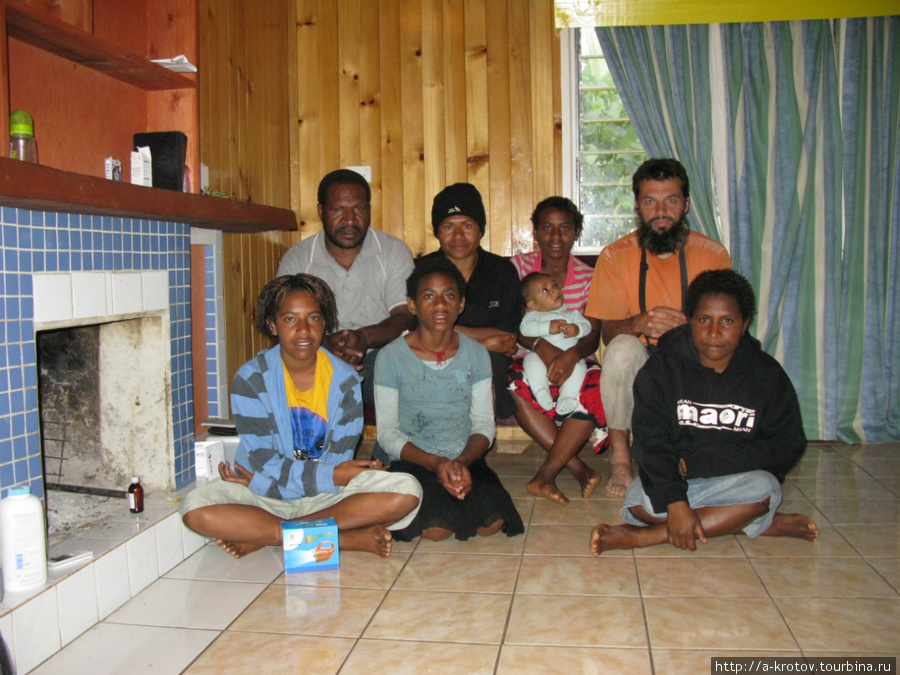 В гостях у хозяина дома, известного архитектора, близ города Кайнанту Кайнанту, Папуа-Новая Гвинея