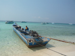 На таких лодках туристов перевозят с парома на остров.