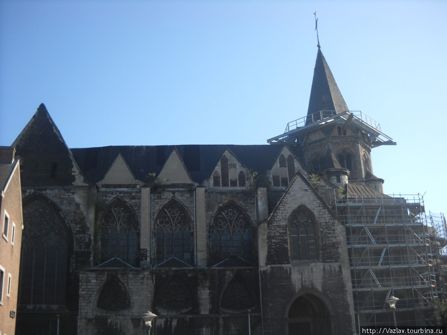 Боковой вид на церковь Льеж, Бельгия