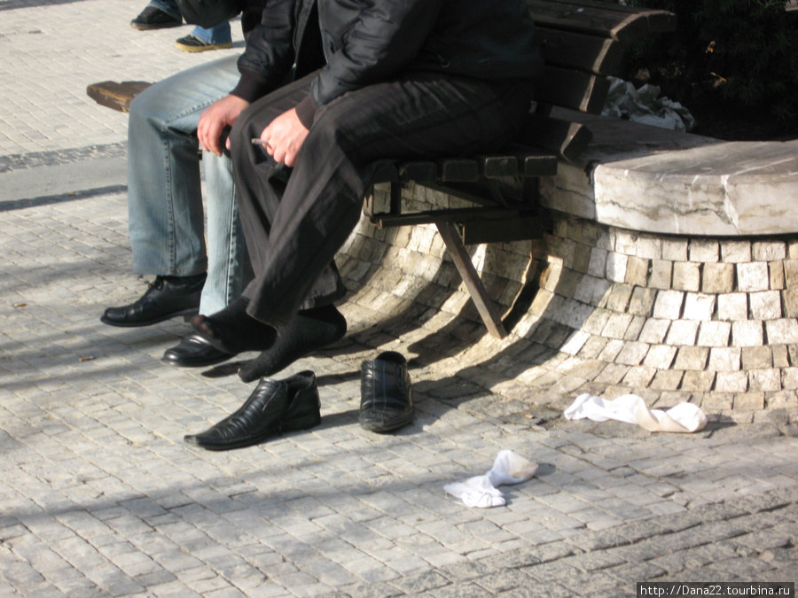 Господин из Средней Азии обувь снял :) 2007г. Прага, Чехия
