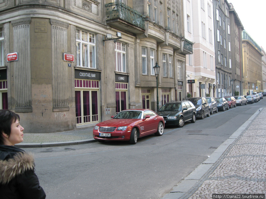 Не переастаю удивляться, как возможно в столь узкие улочки вписать места для парковки. 2007г. Прага, Чехия