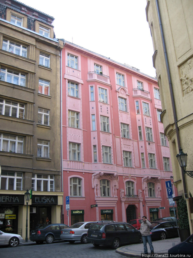 Розовый дом. 2007г. Прага, Чехия