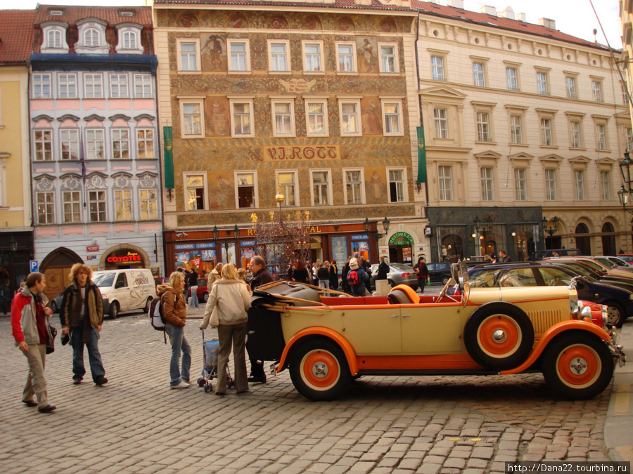 В Праге — множество ретро-автомобилей. И они ей к лицу! 2007г. Прага, Чехия