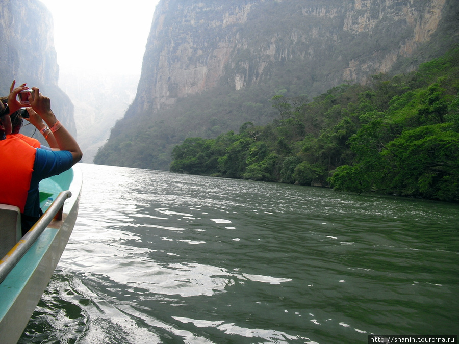 Туристы на лодке в каньоне Сумидеро Чьяпа-де-Корсо, Мексика