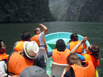 Туристы на лодке в каньоне Сумидеро