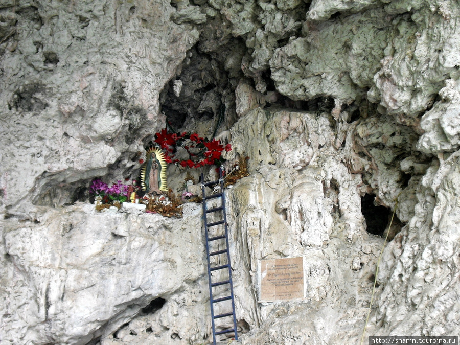 В каньоне Сумидеро есть маленькая часовня в пещере Чьяпа-де-Корсо, Мексика