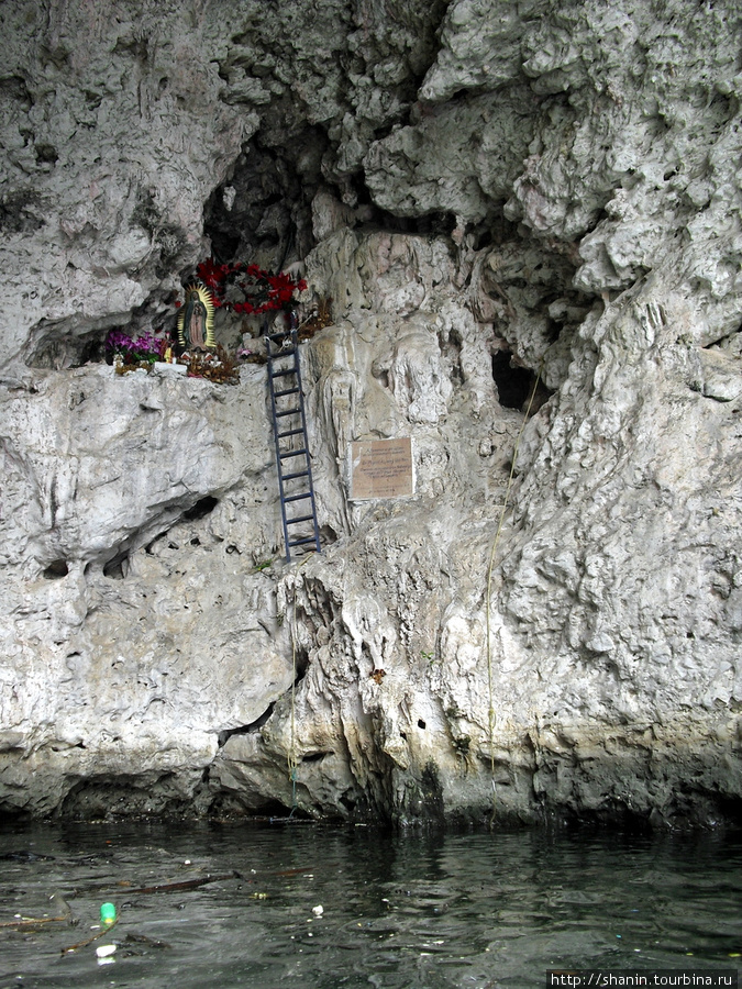 В каньоне Сумидеро в пещере есть часовня Чьяпа-де-Корсо, Мексика