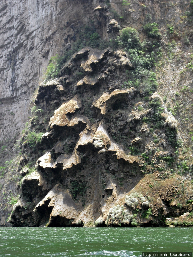 Скальные образования — следы водопада в каньоне Сумидеро Чьяпа-де-Корсо, Мексика