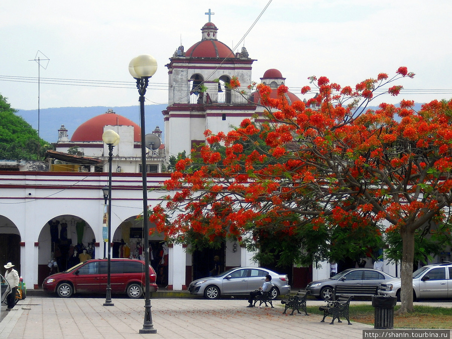 На центральной площади Чьяпа-де-Корсо, Мексика