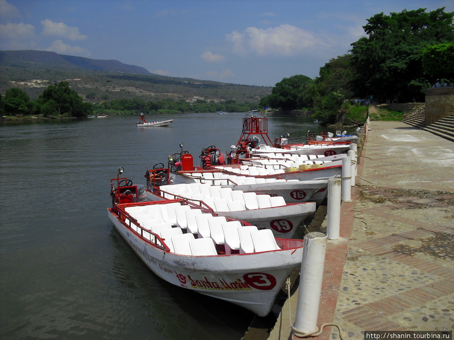 Лодки у набережной Чьяпа-де-Корсо, Мексика