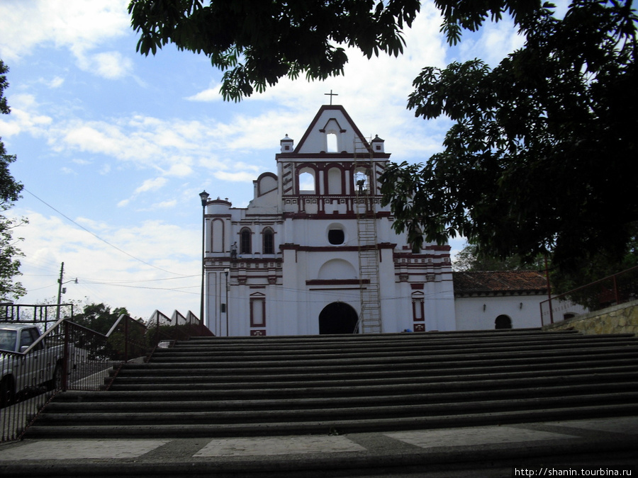Спуск на набережную мимо церкви доминиканского монастыря Чьяпа-де-Корсо, Мексика