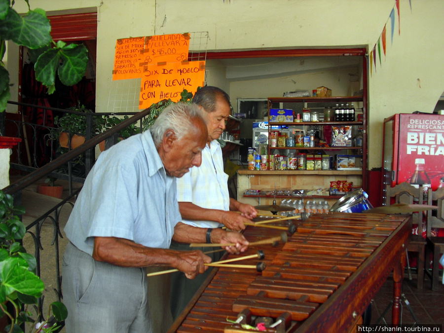 Музыканты в ресторане Чьяпа-де-Корсо, Мексика