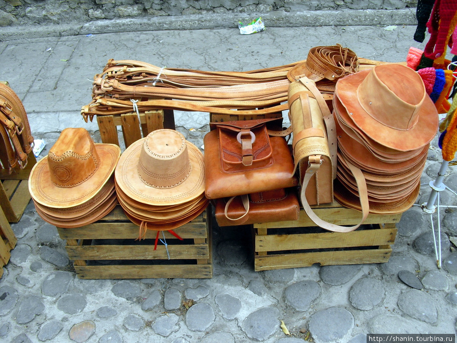 Сувенирные шляпы и изделия из кожи Чьяпа-де-Корсо, Мексика
