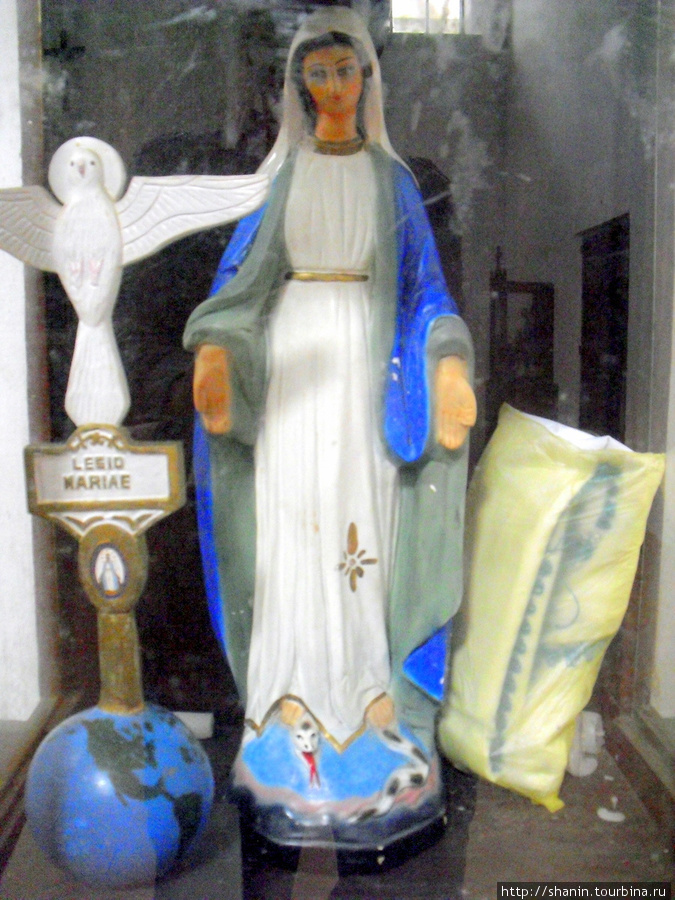 В доминиканской церкви статуя Девы Марии Чьяпа-де-Корсо, Мексика