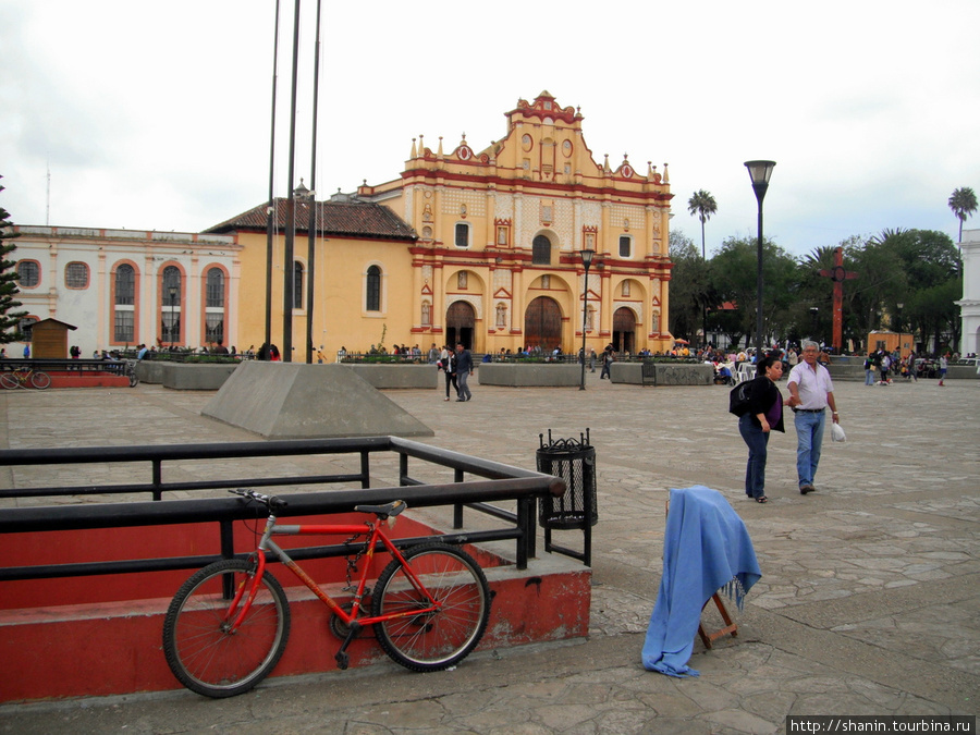 На площади перед кафедральным собором Сан-Кристобаль-де-Лас-Касас, Мексика