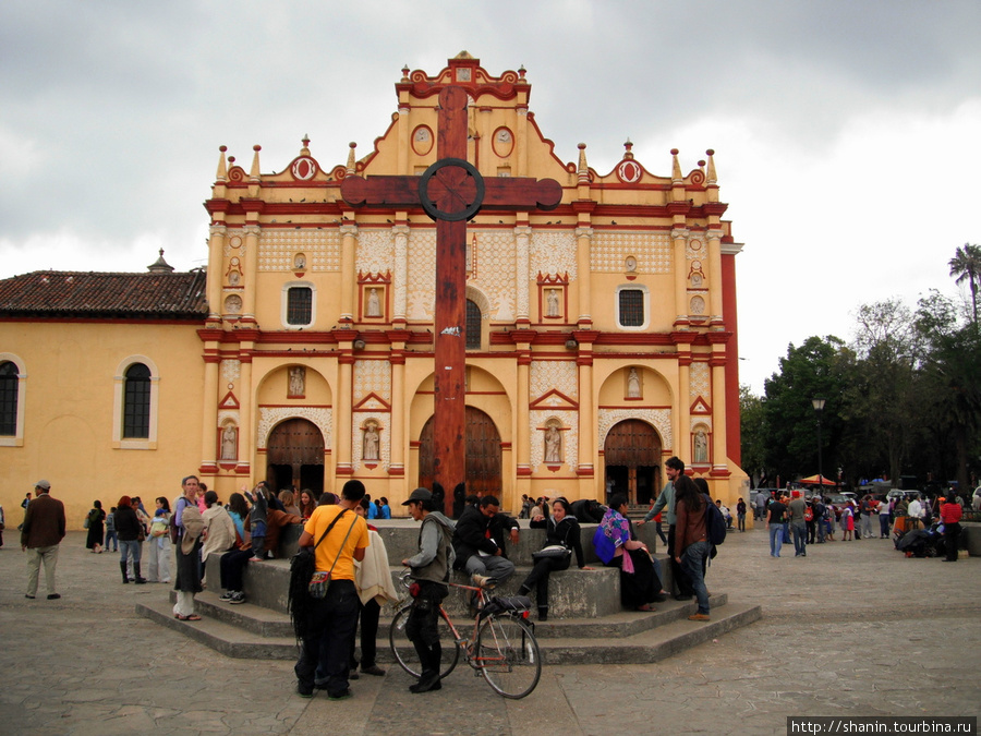 Фасад кафедрального собора в Сан-Кристобаль-де-Лас-Касас Сан-Кристобаль-де-Лас-Касас, Мексика