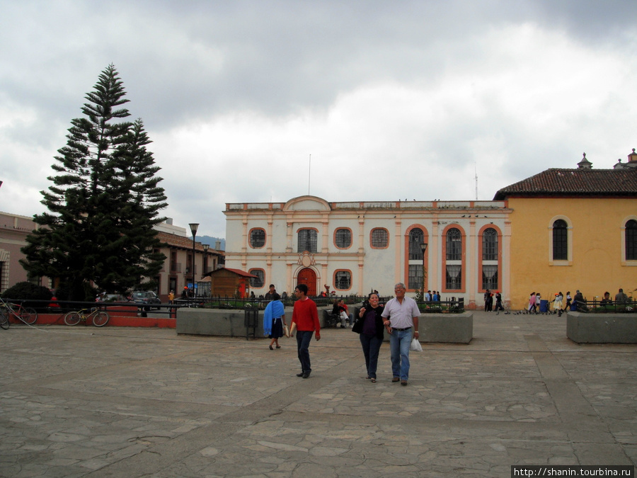 Площадь перед кафедральным собором Сан-Кристобаль-де-Лас-Касас, Мексика
