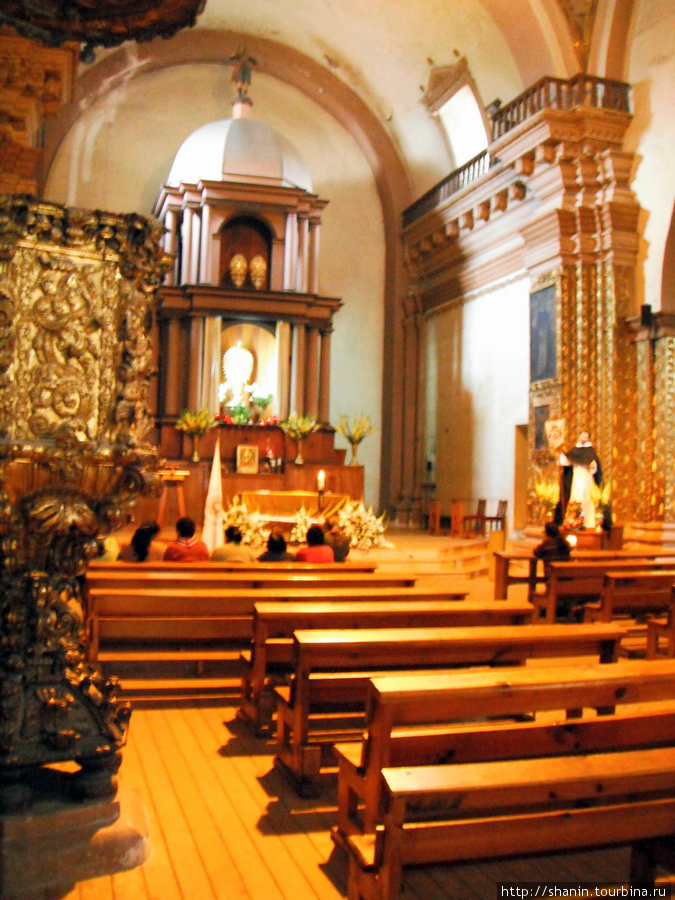 В церкви Девы Марии Асунсьонской Сан-Кристобаль-де-Лас-Касас, Мексика