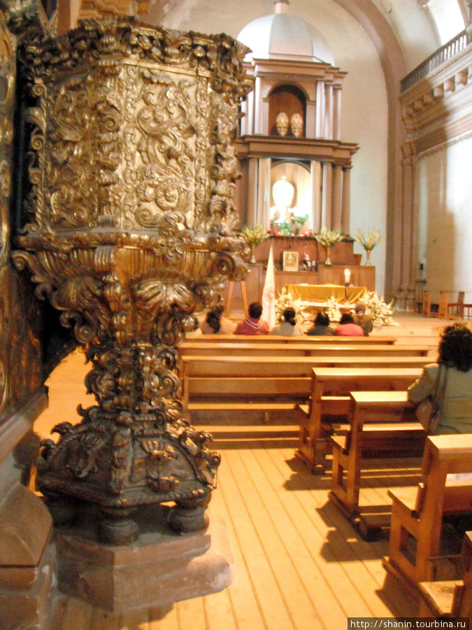 В церкви Девы Марии Асунсьонской Сан-Кристобаль-де-Лас-Касас, Мексика