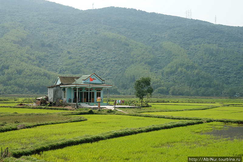 Ближе к перевалу плотность населёнки снижается, открываются вид на прибрежные морские лиманы с креветчными фермами, и просторы рисовых полей с живописными домиками фермеров. Вьетнам