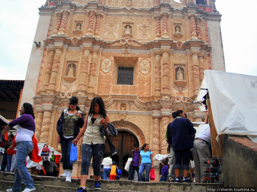 Вход в собор Санто Доминго Сан-Кристобаль-де-Лас-Касас, Мексика