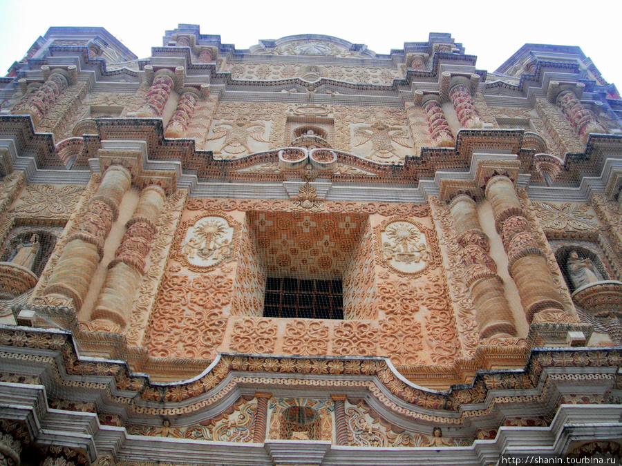 Фасад собора Санто Доминго Сан-Кристобаль-де-Лас-Касас, Мексика