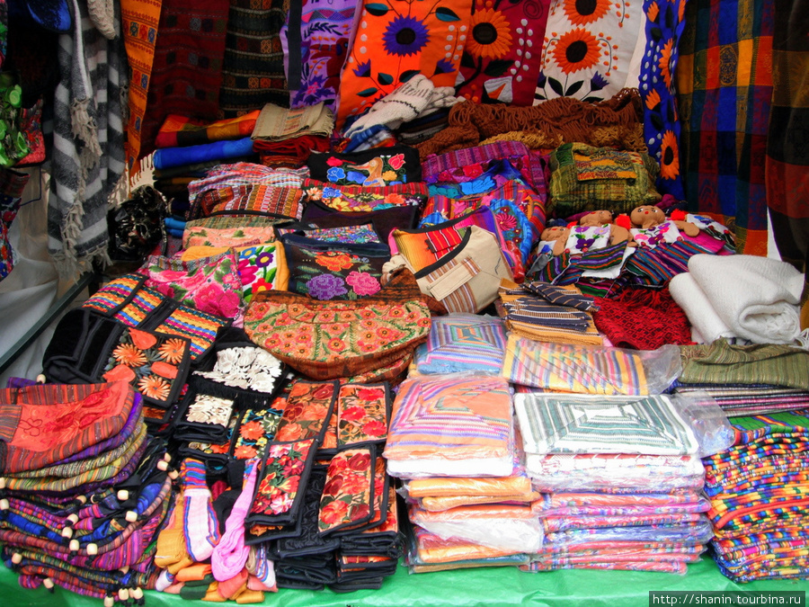Сувениры на рынке Сан-Кристобаль-де-Лас-Касас, Мексика