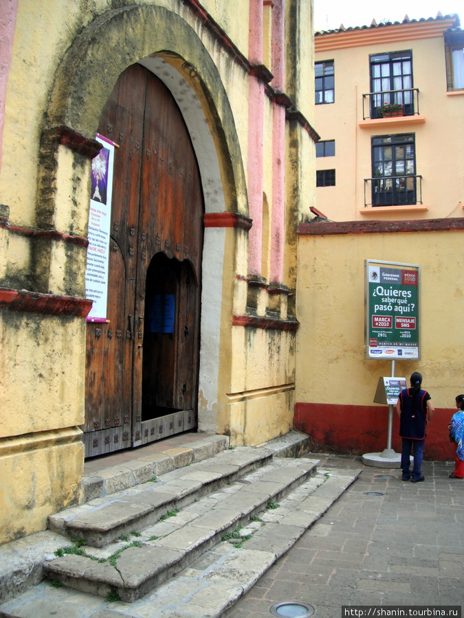 Вход в собор Сан-Кристобаль-де-Лас-Касас, Мексика
