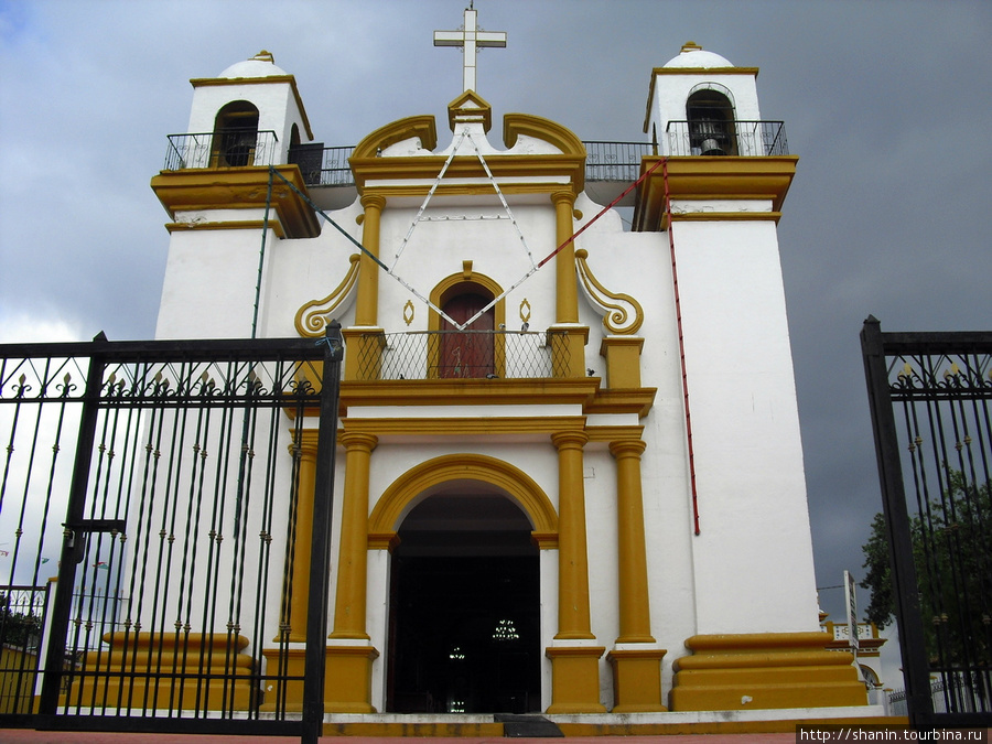 Фасад церкви Сан-Кристобаль-де-Лас-Касас, Мексика