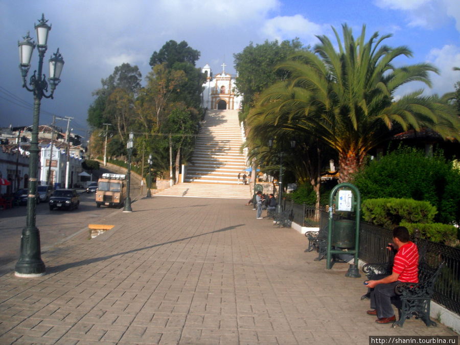 Конец улицы Девы Марии Гваделупской. Здесь начинается подъем на вершину холма Сан-Кристобаль-де-Лас-Касас, Мексика