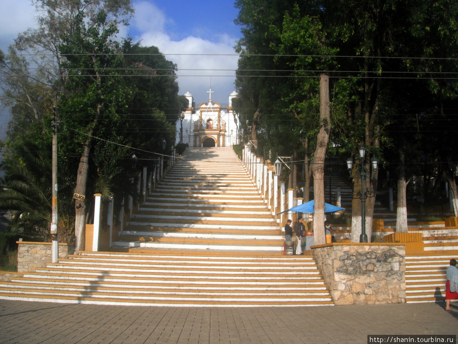 Лестница к церкви Сан-Кристобаль-де-Лас-Касас, Мексика