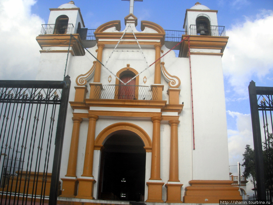 Вход в церковь Сан-Кристобаль-де-Лас-Касас, Мексика