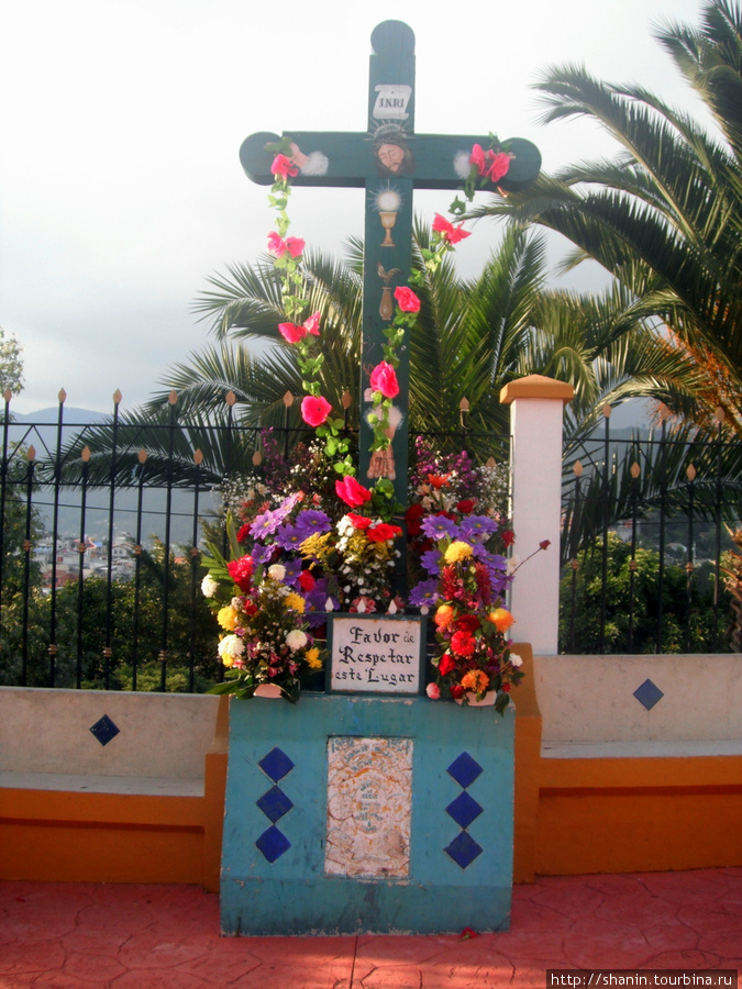 Крест перед входом в церковь Сан-Кристобаль-де-Лас-Касас, Мексика