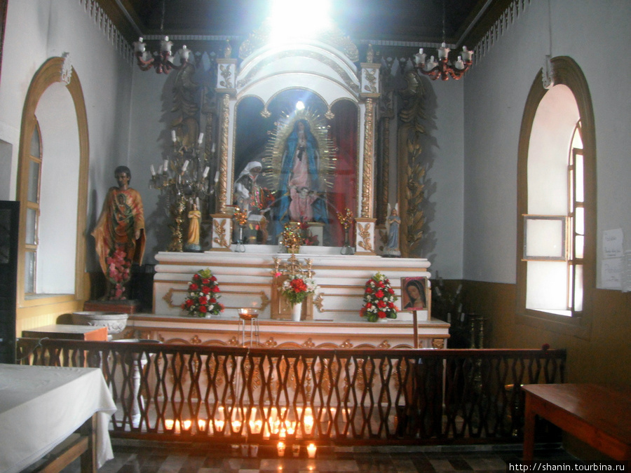 В церкви Девы Марии Гваделупской в Сан-Кристобаль-де-Лас-Касас Сан-Кристобаль-де-Лас-Касас, Мексика