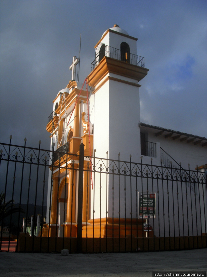 Церковь Девы Марии перед грозой Сан-Кристобаль-де-Лас-Касас, Мексика