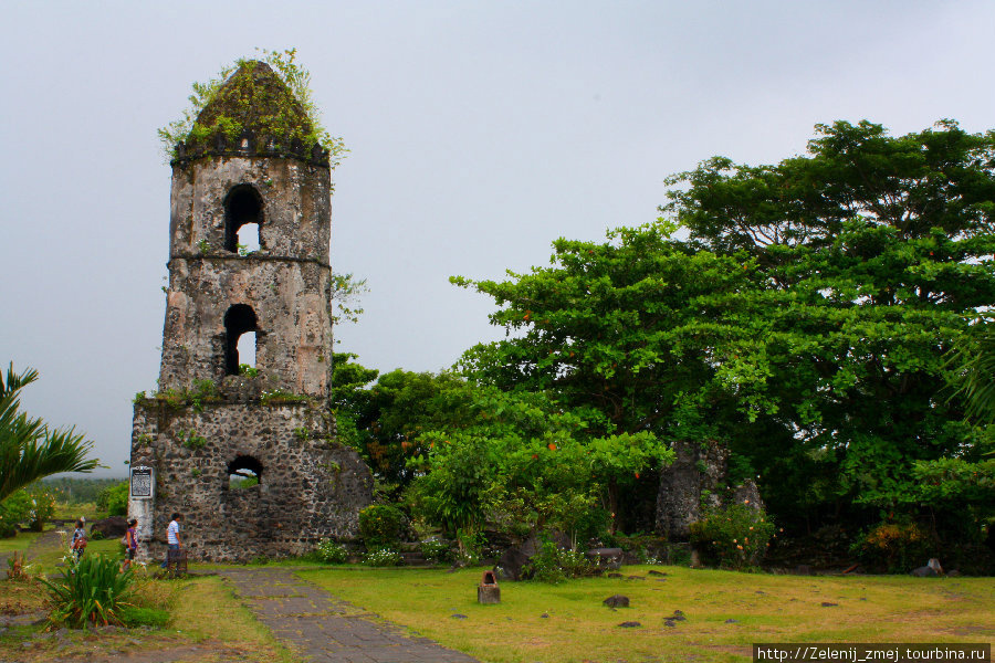 Вулкан Майон и развалины города Сагсава Легаспи, Филиппины