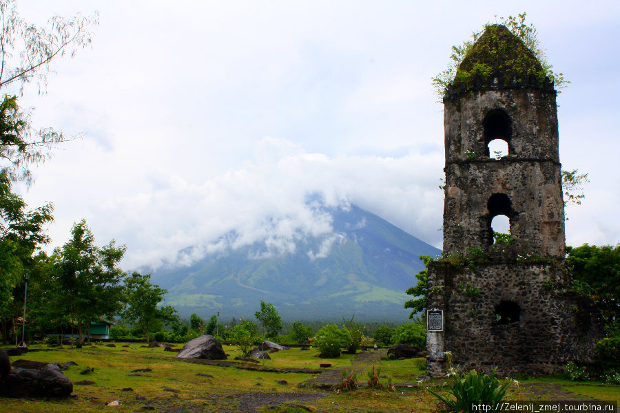 Вулкан Майон и развалины города Сагсава Легаспи, Филиппины