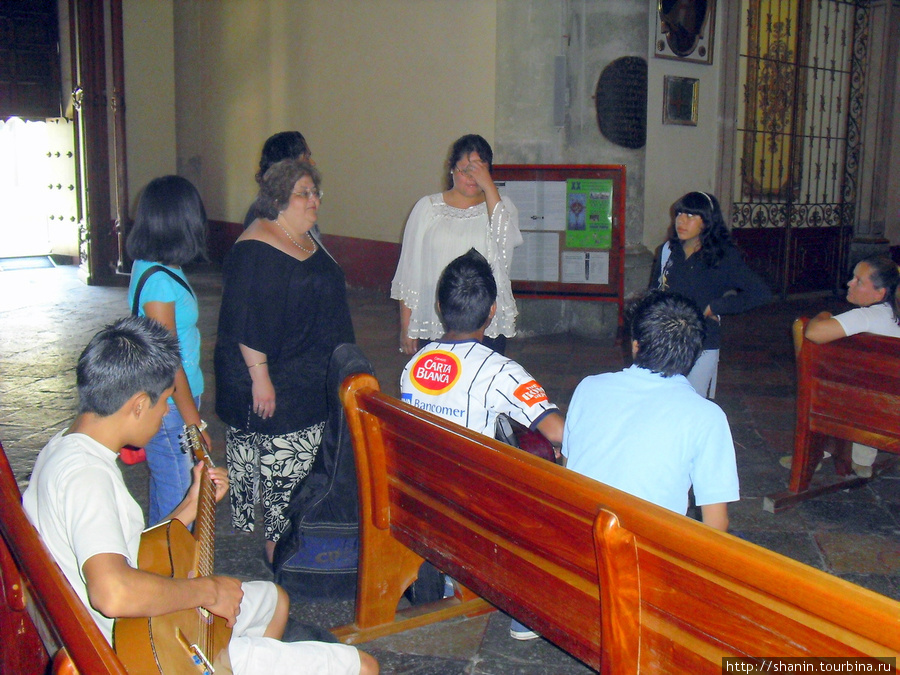 В кафедральном соборе Оахаки собрание прихожан Оахака, Мексика