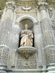 Статуя на фасаде собора в Оахаке