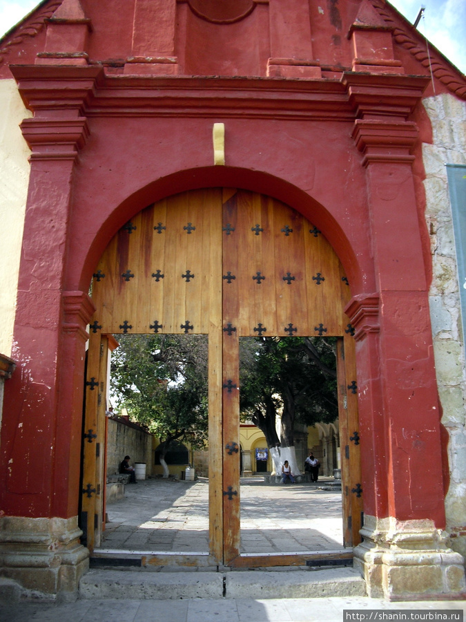 Вход в монастырь кармелиток Оахака, Мексика