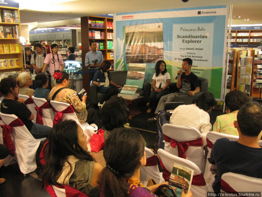 На презентации книги про Скандинавию Джакарта, Индонезия