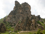 Замок Учисар (Uçhisar) — находится на самой высокой точке в Каппадокии, на Невшехир-Гереме дороги, всего в 5 км от Гереме.