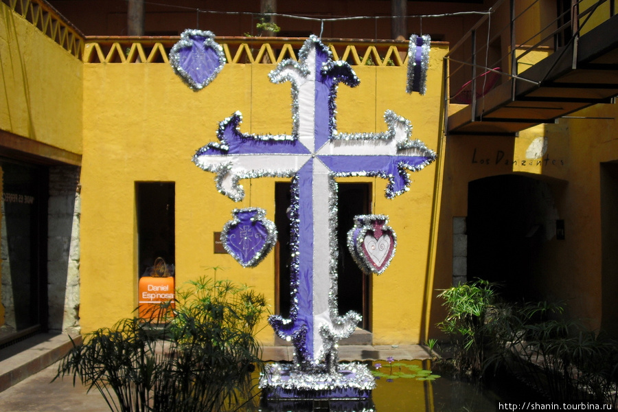Крест во дворе дома Оахака, Мексика